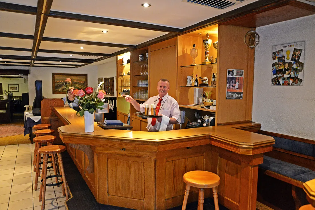Service am Tresen des Adria Restaurant Alt Melaten