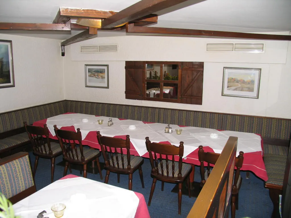 Rustikal gedeckter Gastraum im Adria Restaurant Alt Melaten