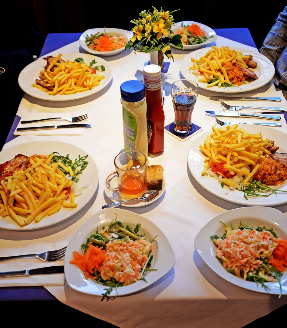 Gedeckter Tisch mit Grillgerichten, Salat und Beilagen