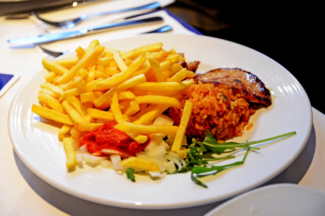 Restauranttisch mit Besteck und Speisen im Adria Restaurant Alt Melaten