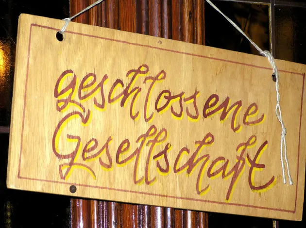Holzschild mit der Aufschrift geschlossene Gesellschaft